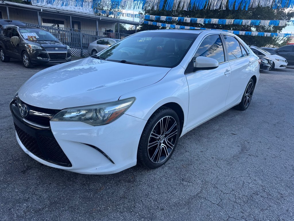 2016 Toyota Camry Special Edition's photo